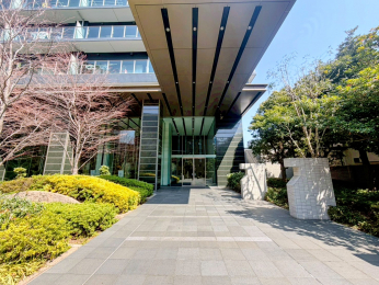 �G���g�����X�@�l�G�������鎖���o���铰�X�Ƃ����\���̃G���g�����X�ł���