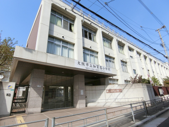 �@����J���w�Z�܂Ŗ�800��