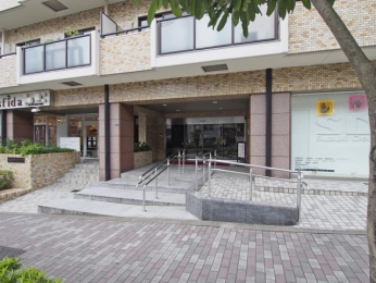 �G���g�����X�@�����ӂɂ̓X�[�p�[��R���r�j�A���H�X�A��Ë@�ւȂǂ����萶�����֐��ǍD