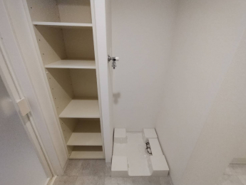 ���ʑ�E���ʏ��@���ʏ��ɂ̓^�I���⏬�������[�ł�����[���ݒu����Ă���̂ő�ϕ֗��ł���