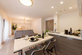 ���r���O�@�L�b�`������̓��r���O�_�C�j���O�����n���A�Ƒ��̉�b���e�݂����ł��ˁ�