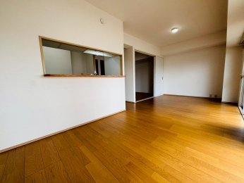 ���r���O�@�k�c�j�͖�15.5������L�X�Ƃ�����Ԃœ쑤�ɖʂ��Ă��邽�ߓ���������ǂ��J���I�ł���