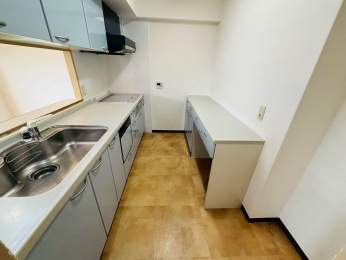 �L�b�`���@�J�E���^�[�L�b�`���̔w�ʂɂ������Ղ���[�X�y�[�X!!