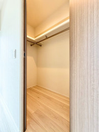 ���[�@���E�H�[�N�C���N���[�[�b�g�ɂ́A�����΂�₷���A�E�^�[��I�t�V�[�Y���Ɠd�����[�\�ł���