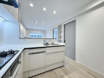 �L�b�`���@�L�b�`������̓��r���O�����n���邽�ߎq��Ē��ɂ����S�ł���