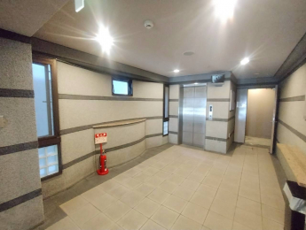 �G���g�����X�@���G���x�[�^�[�O�̃G���g�����X�X�y�[�X�ł��B�h�ƃJ�������ݒu���Ă���܂��̂ŃZ�L�����e�B�����S�ł��B