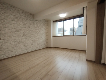 ���r���O�@��LDK��13.9���ł��B���ɖʂ��Ă���܂��̂ōʌ��E�ʕ��ǍD�I�i2024�N10�������̎ʐ^�ƂȂ�܂��j