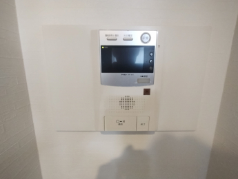 ���̑��@��TV���j�^�[�t���C���^�[�z���ł��̂ŃZ�L�����e�B�[�����S�ł���i2024�N10�������̎ʐ^�ƂȂ�܂��j