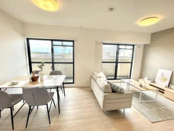 ���r���O�@�o���R�j�[�ɖʂ������r���O�͊J���������薾�邭���p���������܂�