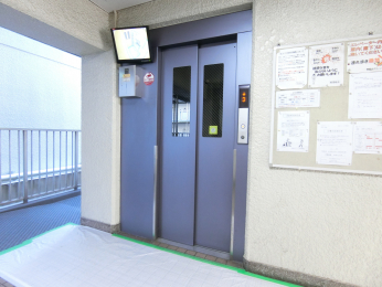 ���̑����p���@�G���x�[�^�[�ɂ͖h�ƃJ�������t���Ă���܂��̂ň��S�ł�