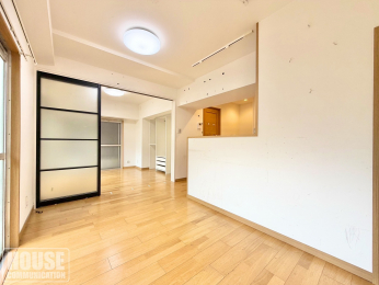 ���r���O�@��L���^�̃o���R�j�[�ɖʂ��Ă���A�ʕ��ǍD��