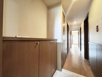 ���ց@�傫�߂̃V���[�Y�{�b�N�X�ŁA���Ƒ��l�������Ă����S��