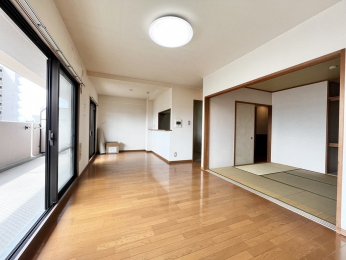 ���r���O�@�������̃o���R�j�[�ɖʂ������r���O�͗z�����肪�悭�A�i�`�������J���[�̂��ߐS���܂郊�r���O�ł���