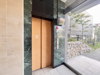 ���̑��@�G���x�[�^�[�̒��ɂ��h�ƃJ�������t���Ă���܂�