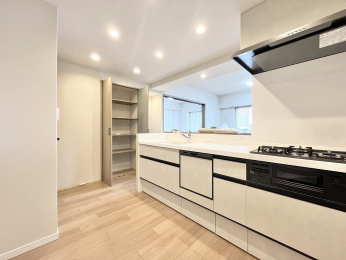 �L�b�`���@�ݔ��[���̃V�X�e���L�b�`����