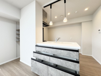 ���d�l�ʐ^(�L�b�`���j�@�Ζʎ��̃V�X�e���L�b�`���̎��[�X�y�[�X