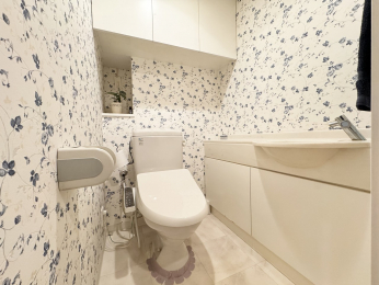 �g�C���@�g�C���̏㕔�Ɏ��[���������܂�