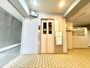 ���̑����p���@�G���x�[�^�[�ɂ��h�ƃJ�������t���Ă���܂��̂ň��S�ł�