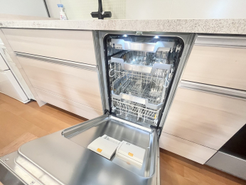 ���d�l�ʐ^(�L�b�`���j�@Miele�А��̃r���g�C���H��􂢐��@�́A��e�ʂ��������͂𔭊����܂�