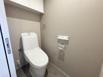 �g�C���@�g�C���̏㕔�ɂ����[������܂��̂ŃX�g�b�N�ɂ��֗��I