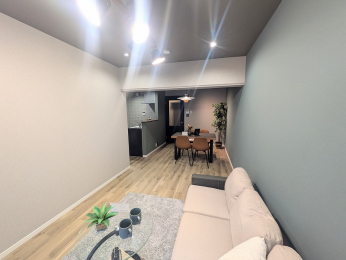 ���r���O�@��14.1����LDK�ł��B�o���R�j�[�ɖʂ��Ă��鑋�͓�d�T�b�V�ɂȂ��Ă���܂��B