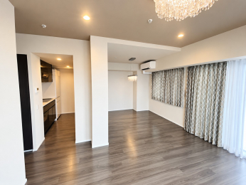 ���r���O�@��LDK��18.3���ł��B�L�b�`�����Ɨ������ӏ��ɂ������܂��̂ŁA���r���O�ւ̉��̋C�������z�����ꂽ�Ԏ��ł��B�\�t�@�[���e�[�u�����������Ɣz�u�\�I�i���Ƌ�E�G�ݏ������H���{���Ă܂��B�j