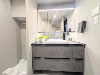 ���ʑ�E���ʏ��@LED���C�g���t���Ă���傫�ȎO�ʋ��̐��ʉ��ϑ�ł��B