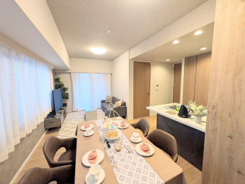 ���r���O�@��15.5����LDK�ł��B�傫�ȑ�������A��������邢�ł���B���ɂ͓���������܂��̂Ŗh�����o�b�`���ł��B
