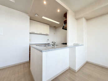�L�b�`���@�Ζʎ��̃L�b�`���ɂȂ��Ă���܂��̂ŁA�Ƒ��Ƃ̃R�~���j�P�[�V�������Ƃ�Ȃ���Ǝ����ł��܂�